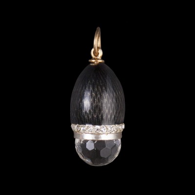 Zawieszka jajko Faberge, zdobiona czarną emalią. Srebro złocone, cyrkonie i kryształ górski
